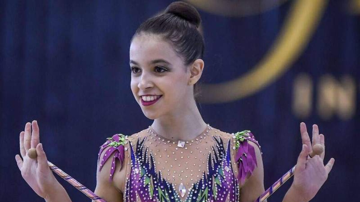 La ex gimnasta Claudia Jaimez luce en maillot sobre el tapiz durante su etapa deportiva. DIARIO DE CÁDIZ