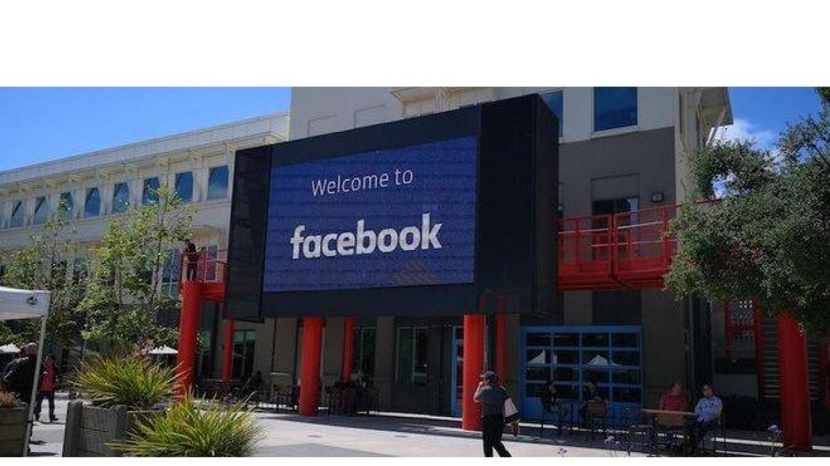 Fachada de la sede de Facebook en Menlo Park, California, EEUU.