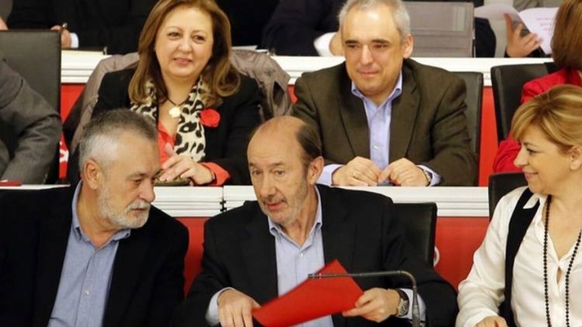 Rubalcaba, durante el comité federal del PSOE, junto a Valenciano y Griñán.