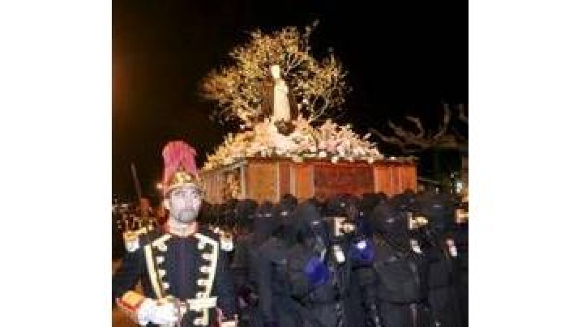 La Virgen de la Amargura fue escoltada por policías locales con uniforme de gala