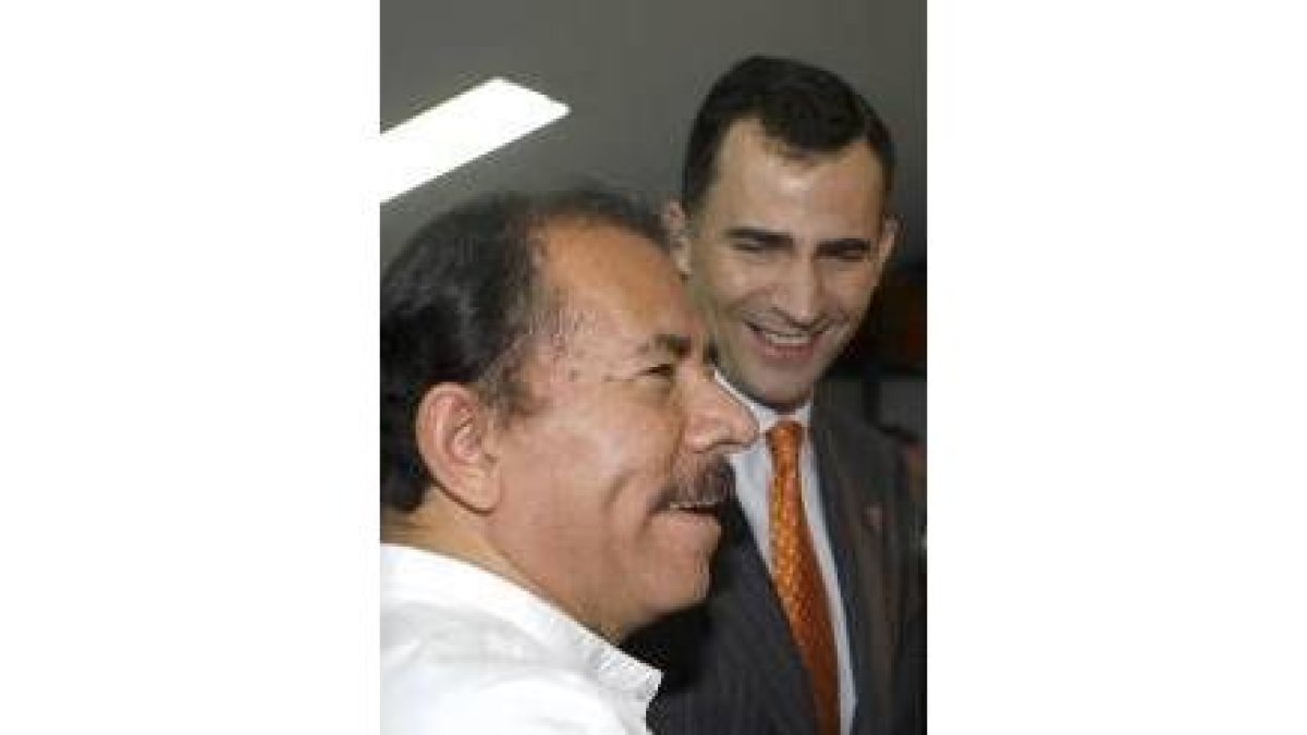 Daniel Ortega conversa con el Príncipe Felipe a su llegada