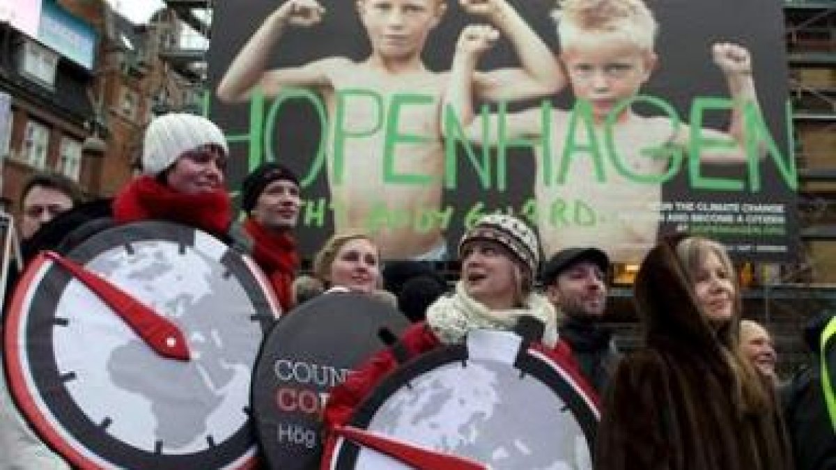 Activistas disfrazados de relojes protestan contra el cambio climático en Copenhague.