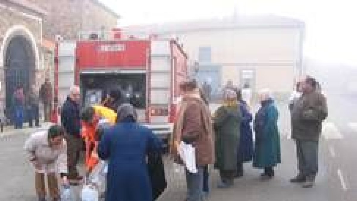 Los vecinos de Nistal reciben agua potable en un camión cisterna desde el pasado martes