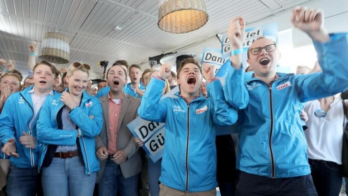 Seguidores del partido de Merkel celebran el triunfo en Schleswig-Holstein.