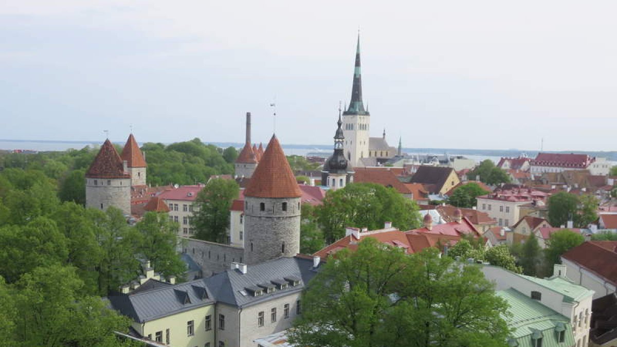 En la imagen superior Tallín, la ciudad de las torres. La más alta, al fondo, es la de la iglesia de San Olav, uno de sus símbolos. En las fotos inferiores, a la izquierda el Ayuntamiento con las cabezas de dragón como gárgolas y la torre octogonal remata