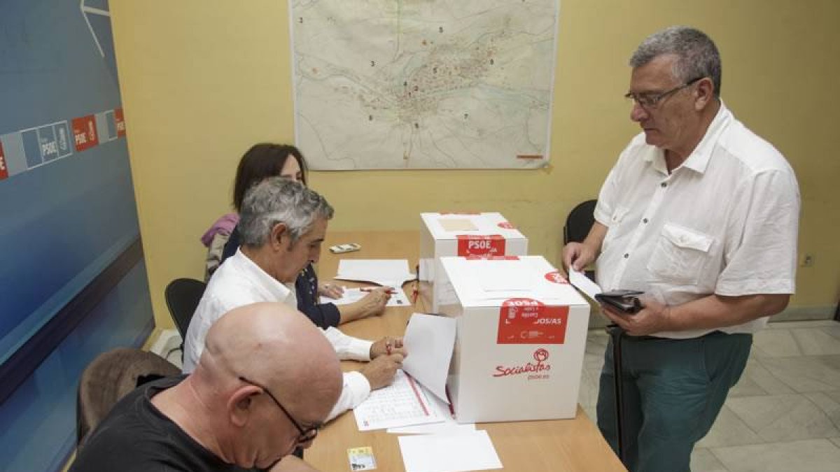 Un afiliado del partido socialista vota para la Secretaria regional del PSOE en Burgos