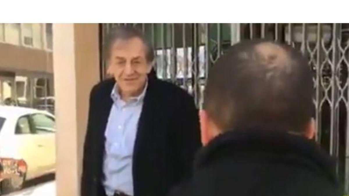 Captura de vídeo del momento en que un chaleco amarillo increpa a Alain Finkielkraut, el sábado en París.