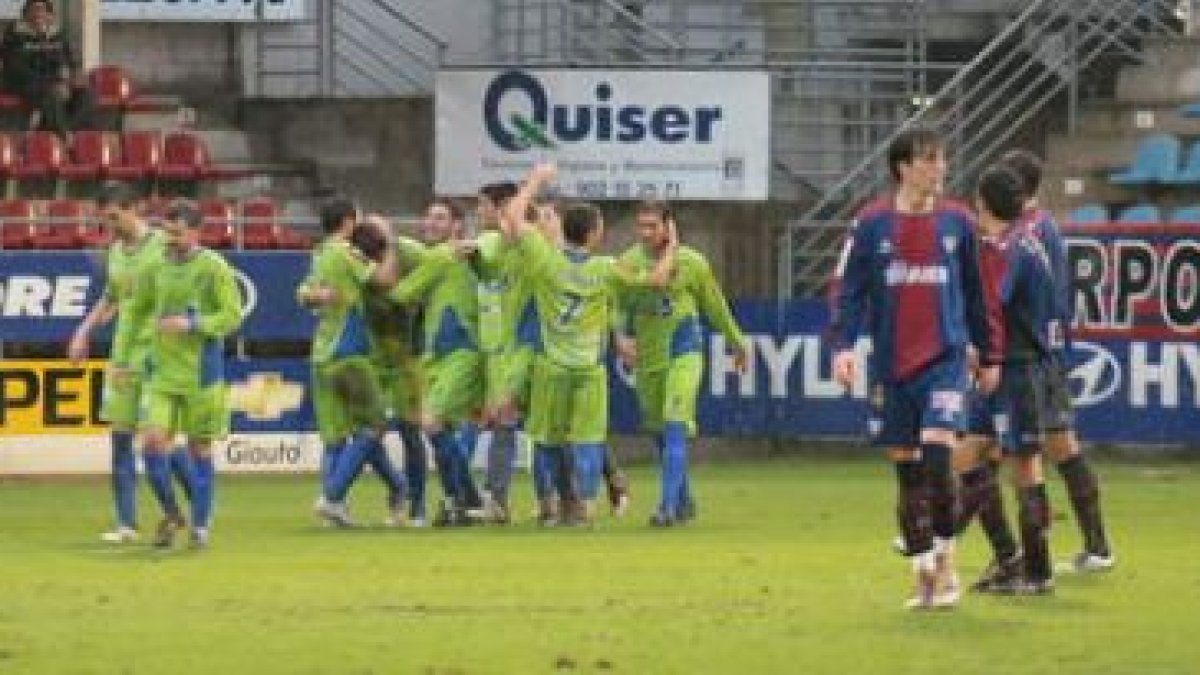 Los jugadores de la Ponferradina celebran el segundo tanto, obra de Nino, que ponía a los bercianos