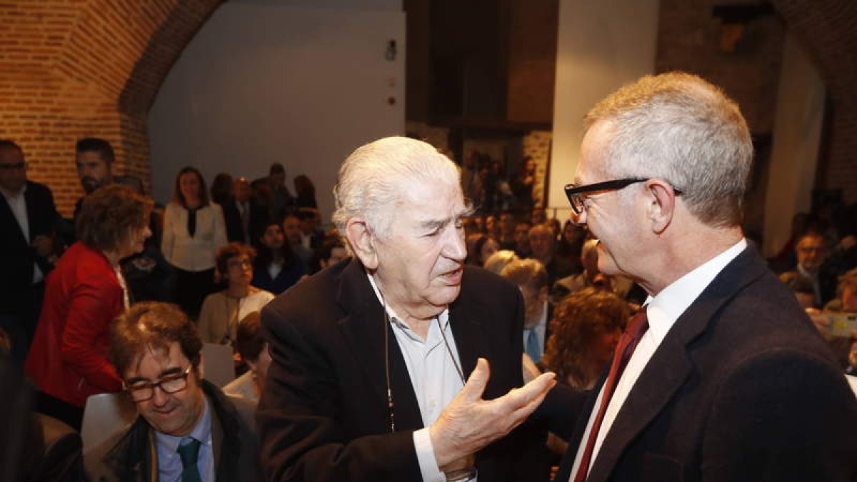 El poeta Antonio Gamoneda conversa con el ministro de Cultura, José Guirao. RAMIRO