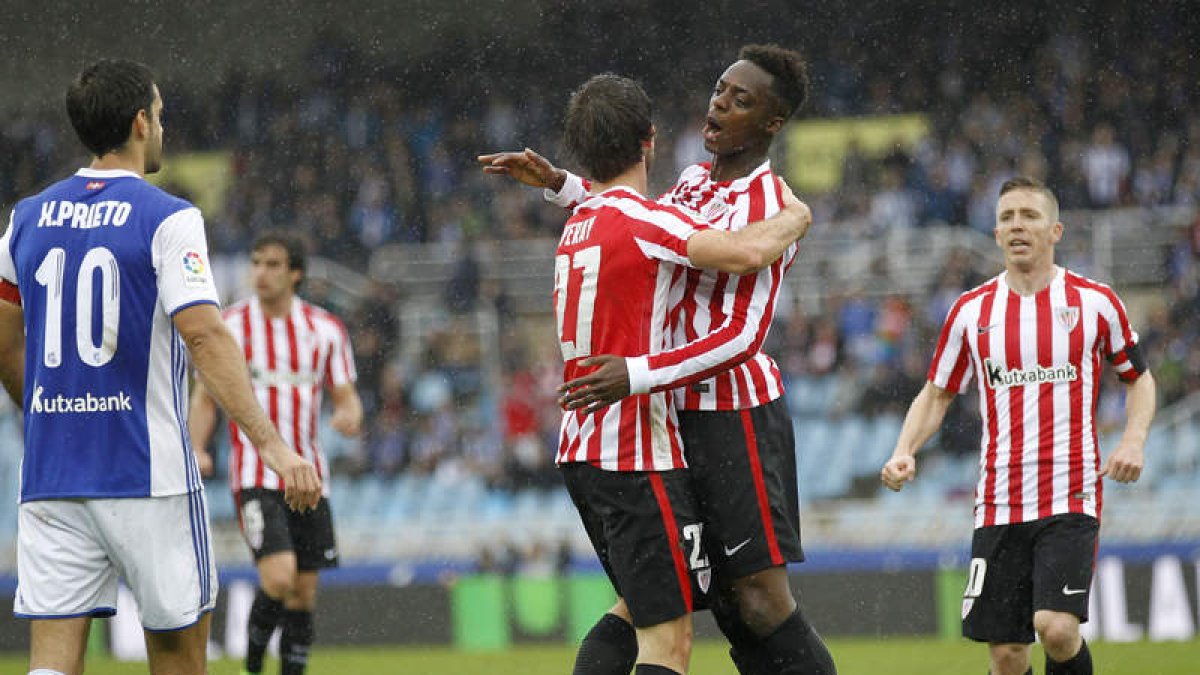 Yeray celebra con Iñaki Williams el segundo gol del Athletic a la Real. JAVIER ETXEZARRETA