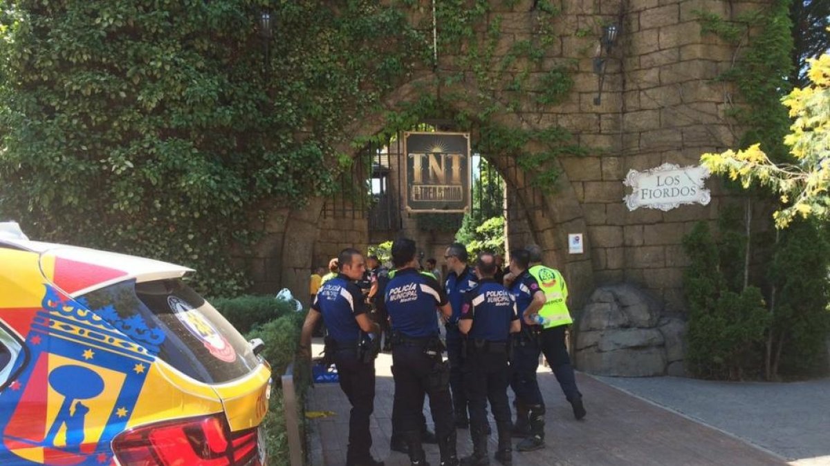 Un grupo de policías en la entrada del Tren de la mina del Parque de atracciones de Madrid, donde ha ocurrido el accidente que ha causado decenas de heridos leves