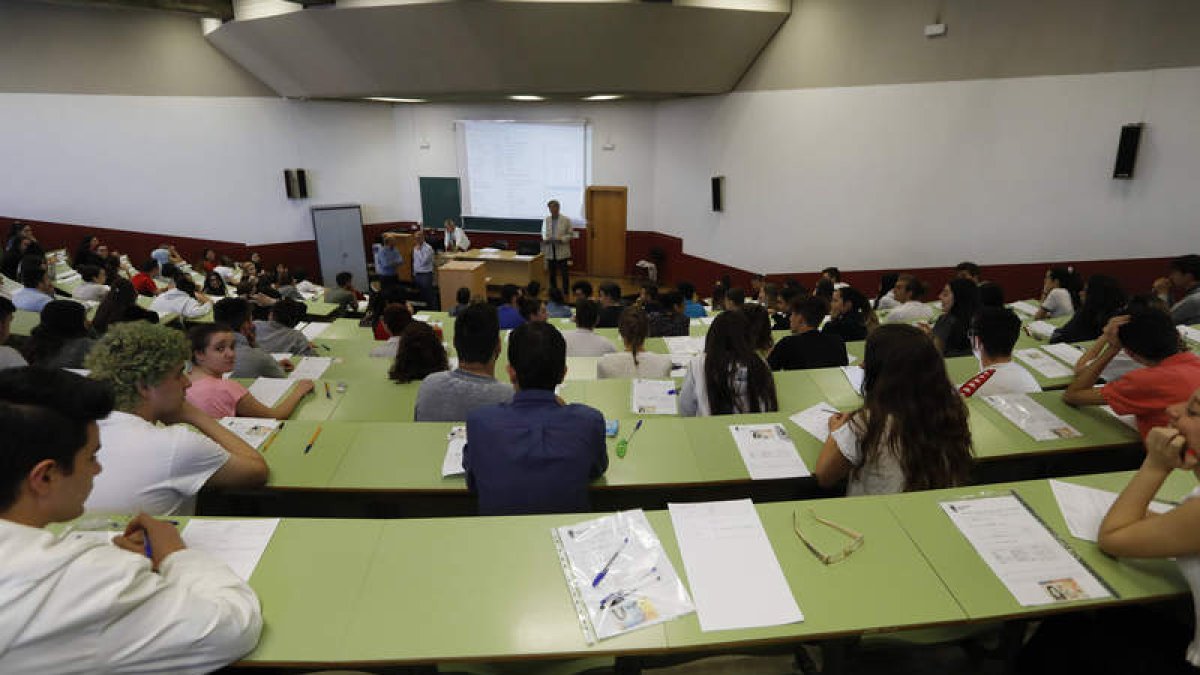Alumnos leoneses durante la prueba de la Ebau en la Facultad de Derecho. MARCIANO PÉREZ