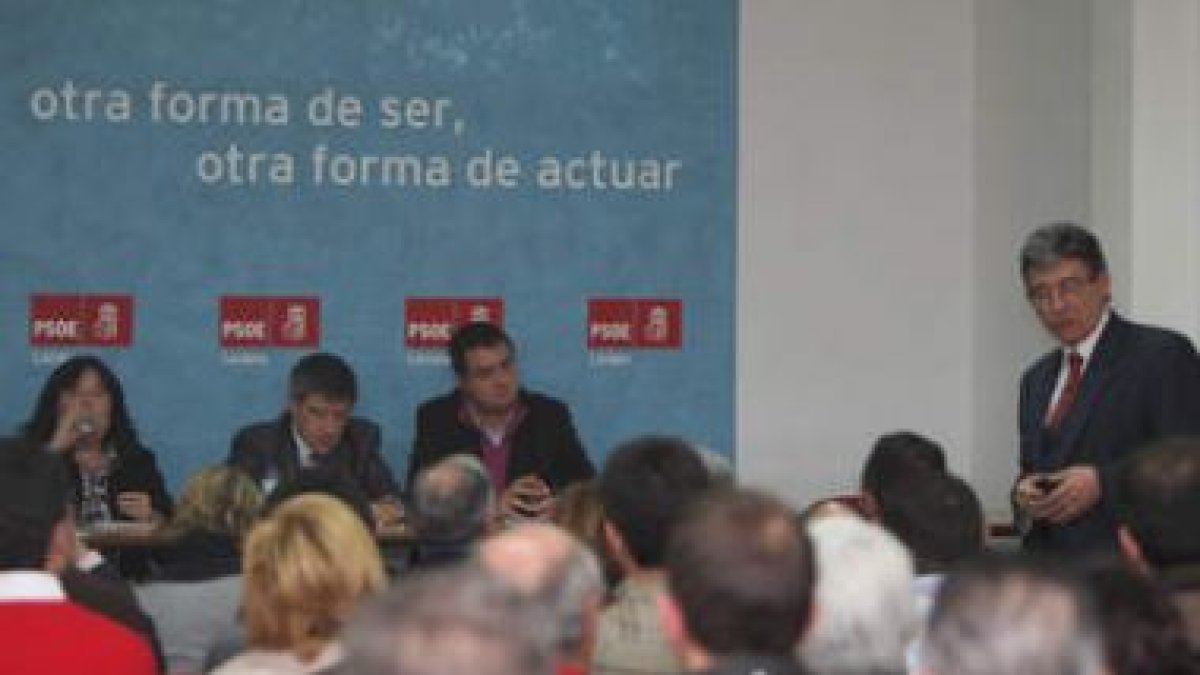 Durán, Fernández y López presiden la reunión mientras Jesús Esteban, alcalde de Bembibre, interviene