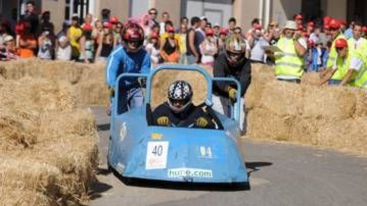 Uno de los autos locos participantes baja por la Cárcava