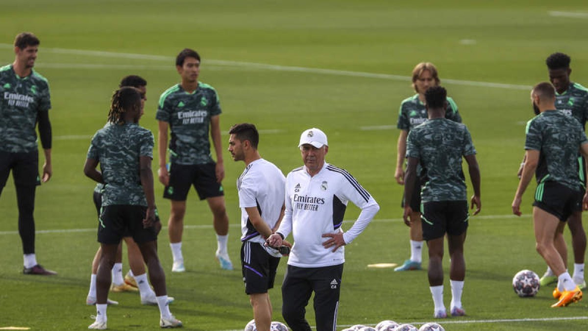 Ancelotti, en un entrenamiento del Real Madrid. KIKO HUESCA