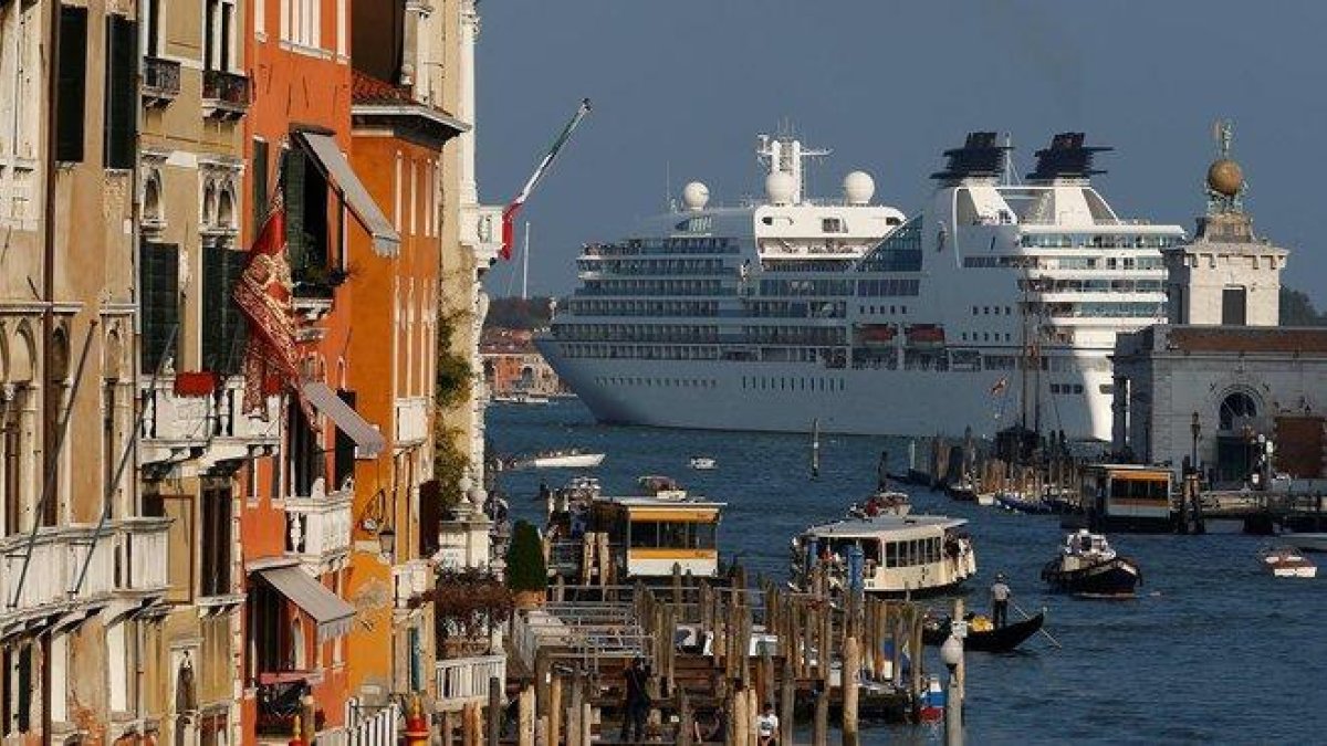 Un crucero navega junto a la ciudad de Venecia.