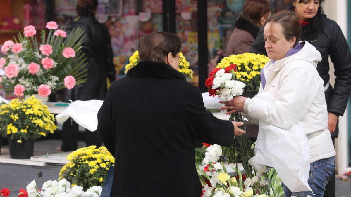 La venta de flores en el mercado de abastos de Ponferrada fue incesante ayer por la mañana.