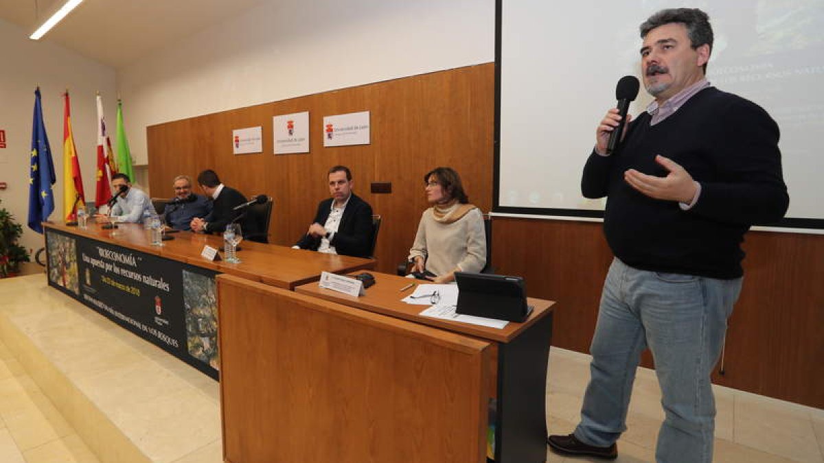 Expertos y académicos participantes en el debate sobre la valorización de la biomasa. L. DE LA MATA
