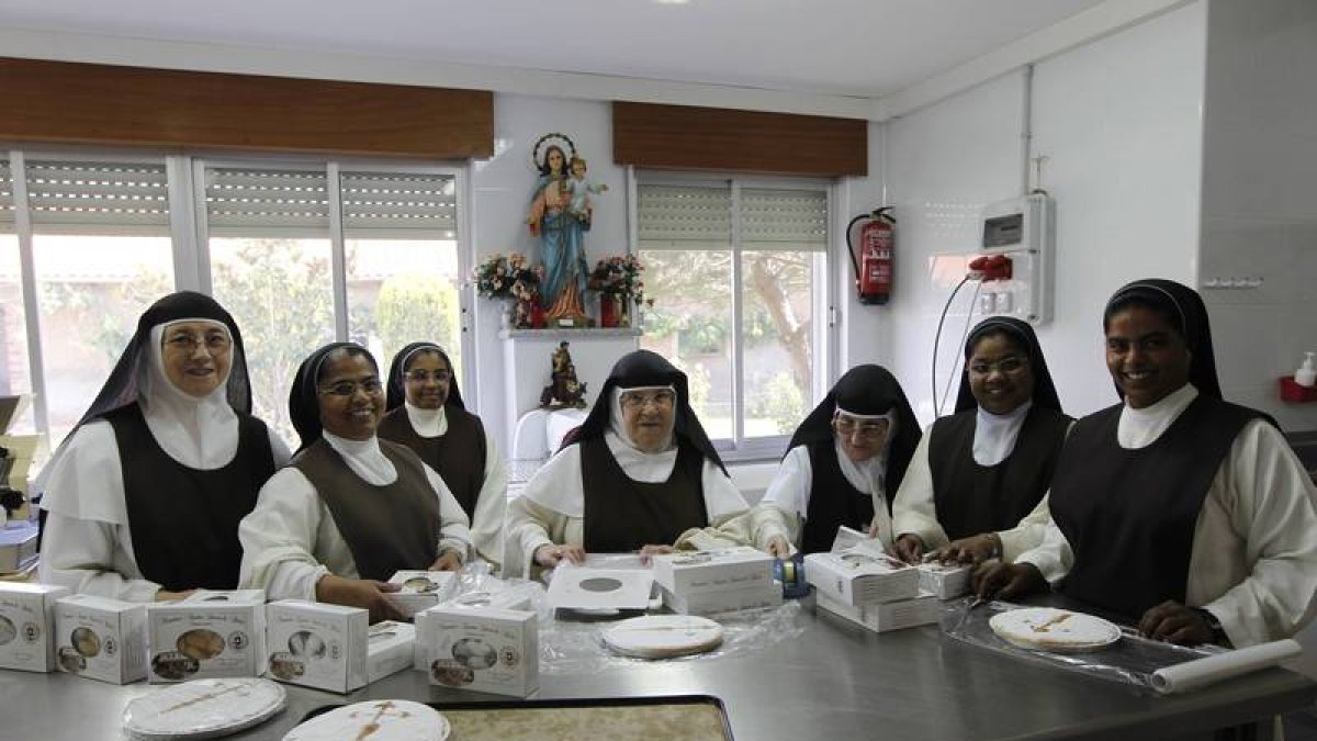 Las hermanas del convento de las Jerónimas de Toral de los Guzmanes con los dulces que hacen en su cocina