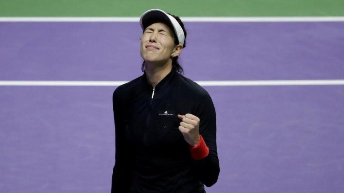 Garbiñe Muguruza celebra su triunfo sobre Jelena Ostapenko.