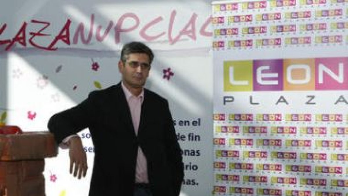 El gerente del León Plaza, Javier Manzanedo, ayer en las instalaciones de centro.