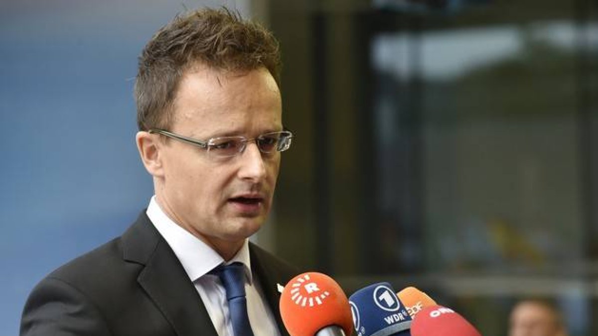 Peter Szijjarto, ministro de Exteriores de Hungría, atiende a los periodistas en Luxemburgo, este sábado.