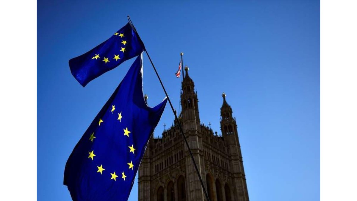 Banderas de la Unión Europea ondeaban este jueves ante el edificio del Parlamento en Londres. HALL