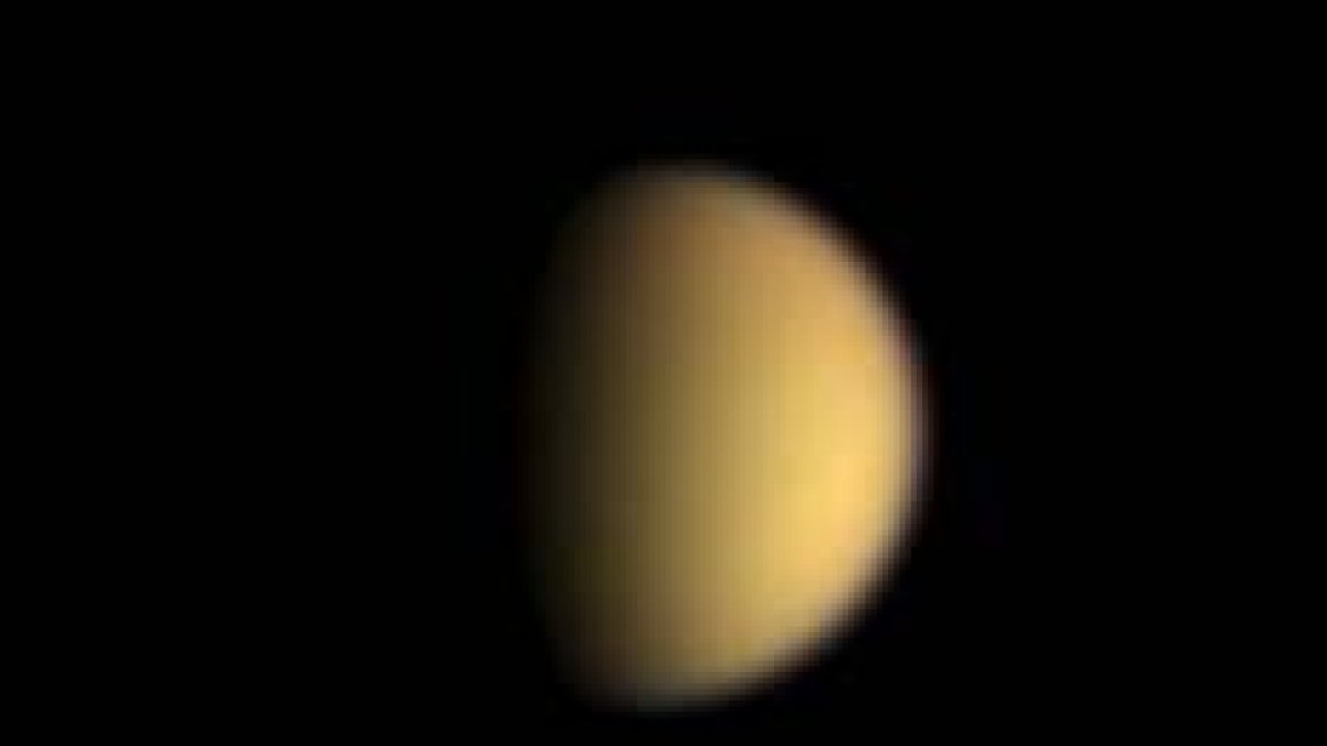 Una de las instantáneas de la luna Titán, tomadas por la sonda Cassini