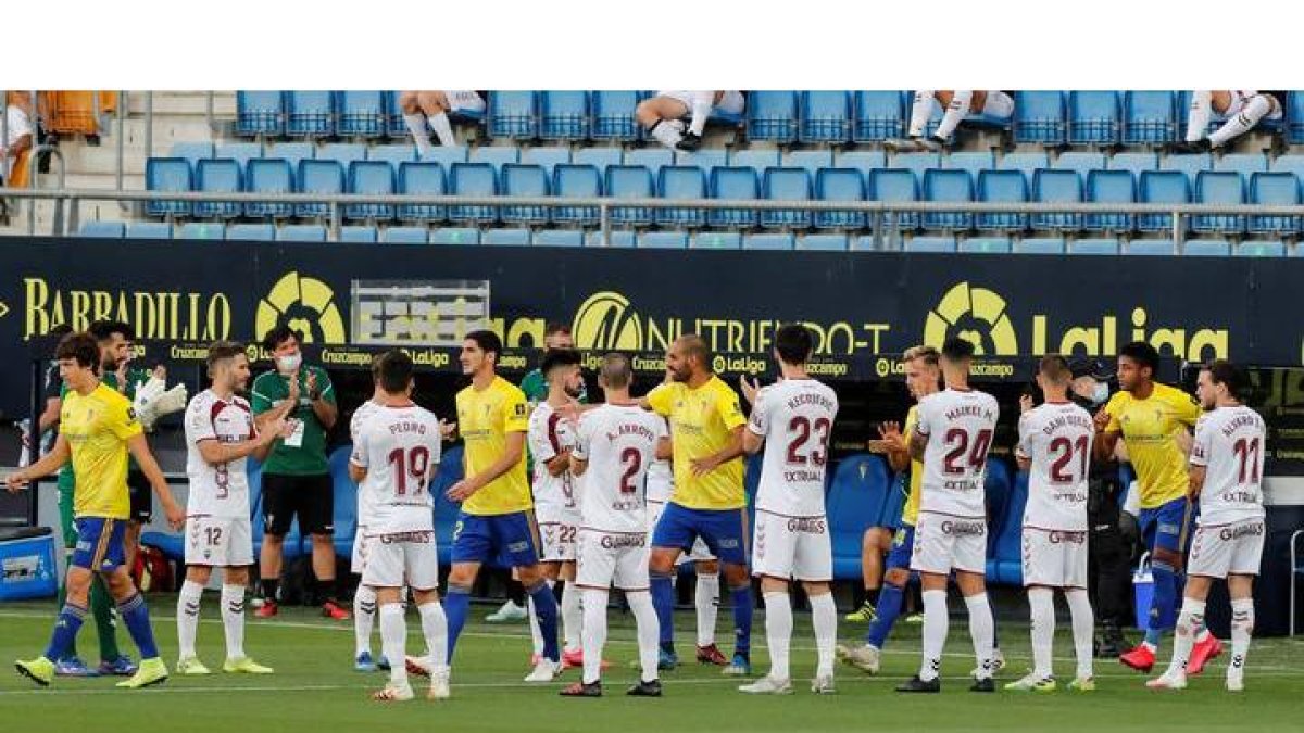 Los jugadores del Albacete Balompié hacen el pasillo al los jugadores del Cádiz CF. ROMÁN RÍOS