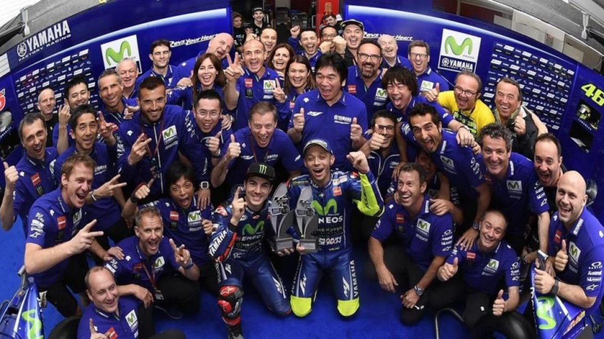 Maverick Viñales y Valentino Rossi celebran, con todo el equipo Yamaha, el doblete de Argentina.