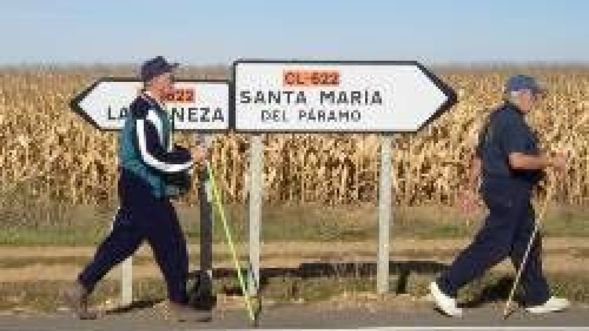 Un momento de la marcha a pie conjunta entre bañezanos y parameses celebrada ayer