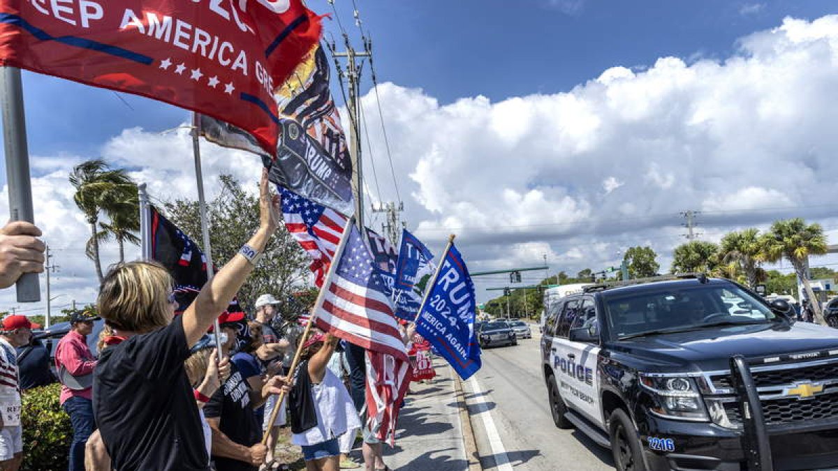 Partidarios de Trump se peraparan para saludar a la caravana del expresidente. CRISTOBAL HERRERA-ULASHKEVICH