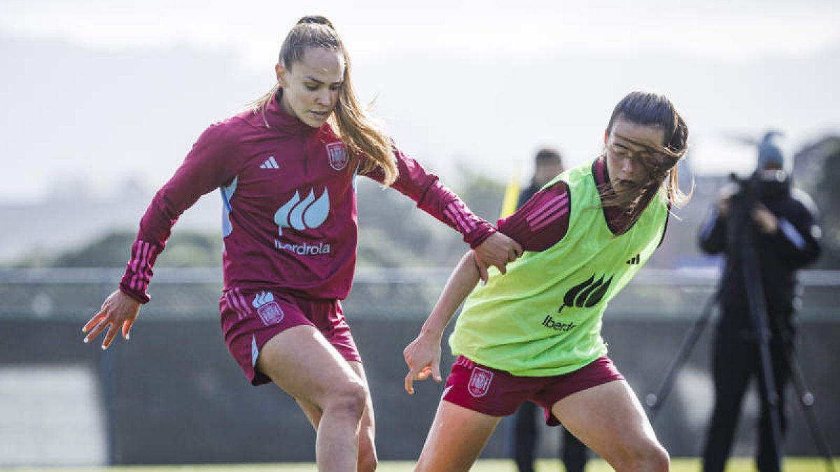 Irene Guerrero y María Pérez en el entrenamiento. PABLO GARCÍA