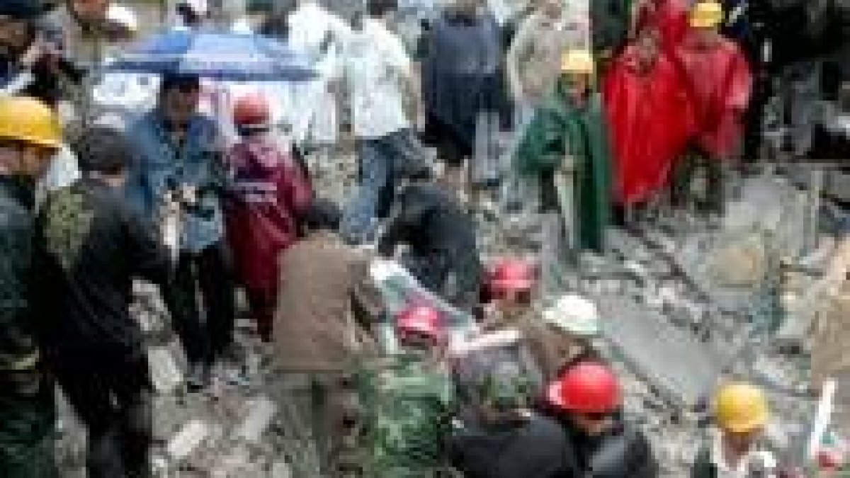 Los servicios de rescate retiran un cadáver en la ciudad de Dujiangyan , en la provincia de Sichuán
