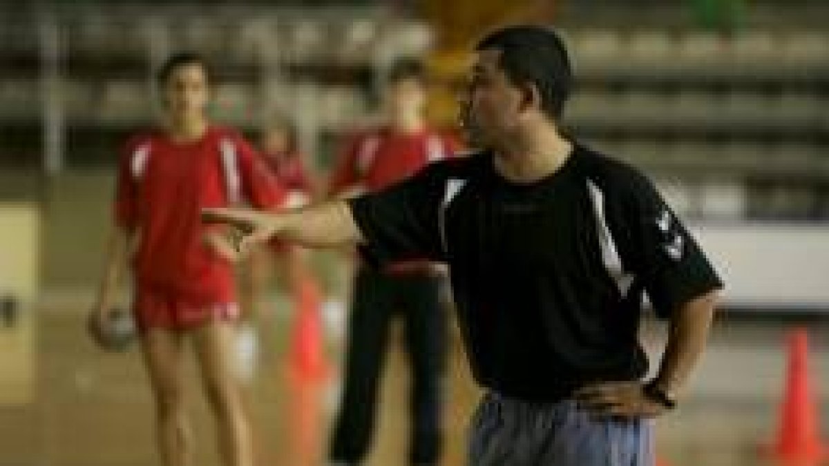 Diego Soto dirige un entrenamiento a sus jugadoras con su habitual estilo expresivo
