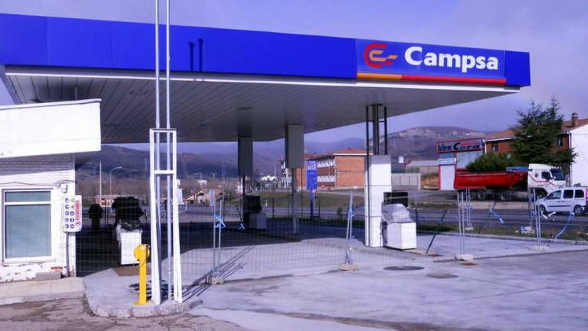 La gasolinera de El Rabizo sigue cerrada desde hace más de tres años y las obras no avanzan.