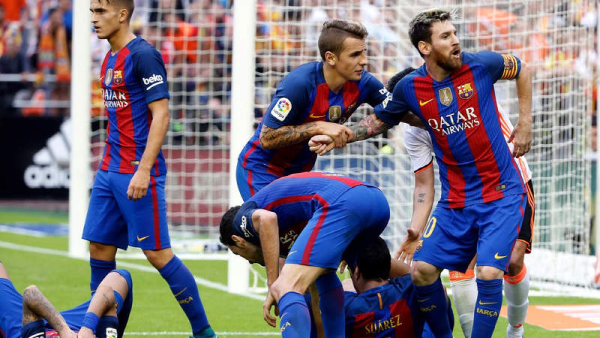 Los futbolistas del Barça, tras el lanzamiento de la botella en el campo de Mestalla. JUAN CARLOS CÁRDENAS