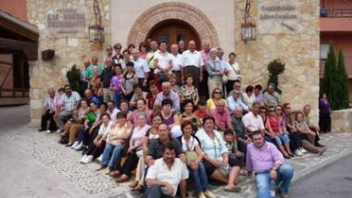 Fotografía de grupo de los asistentes al viaje organizado por Sariegos, con el alcalde a la cabeza.