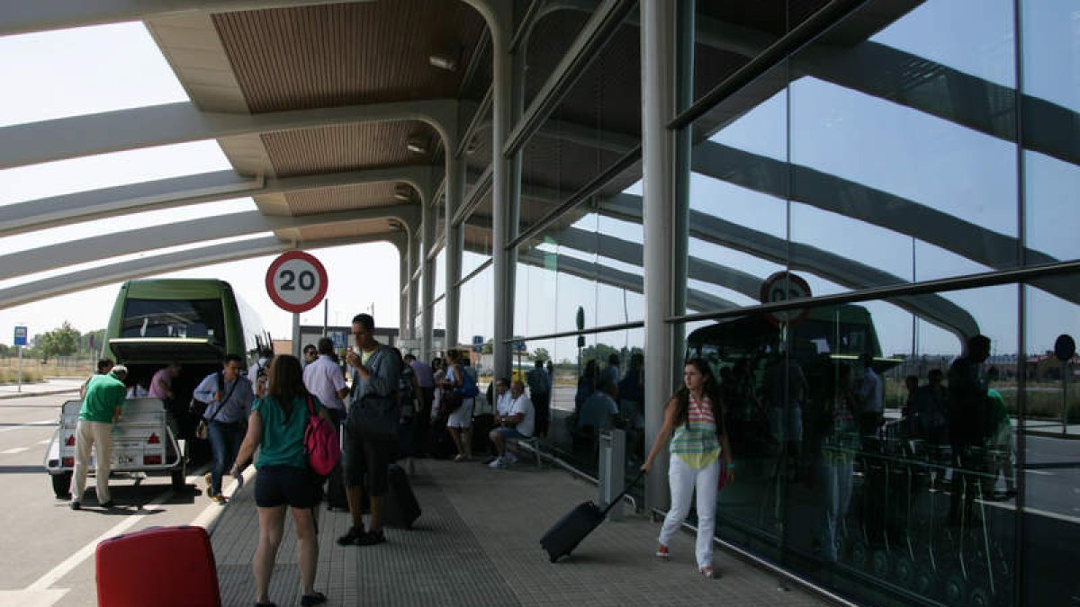 Pasajeros burgales del vuelo a Ibiza, ayer a su llegada desde la ciudad castellana a la terminal leonesa de La Virgen del Camino.