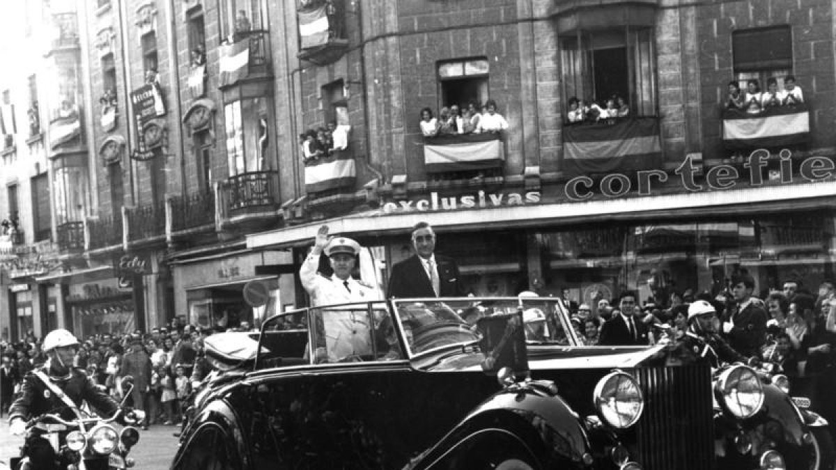 Franco recorre en coche descubierto la calle Ancha durante una vista a León.