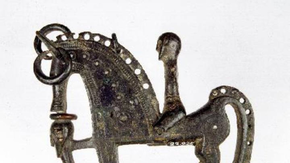 Fíbula de un jinete que está en posesión del Museo Arqueológico Nacional, procedente
de la colección Vives.  MAN