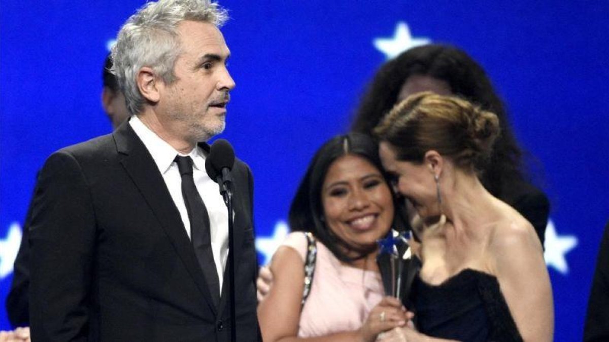 Alfonso Cuarón, Yalitza Aparicio y Marina de Tavira, en los premios Critics Choice