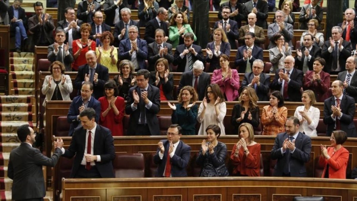 La bancada socialista aplaude a su portavoz, Antonio Hernando, en el fallido debate de investidura de Pedro Sánchez, en marzo.