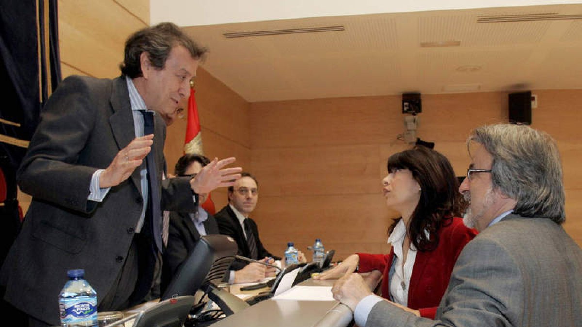 José Antonio de Santiago-Juárez conversa con Ana Redondo (PSOE) y José María González (IU) en una imagen de archivo.
