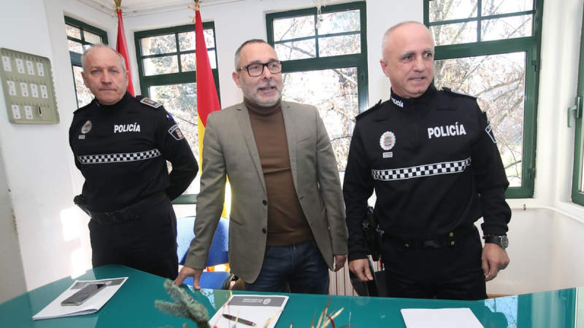 El concejal de Policía Municipal de Ponferrada con los responsables de la policía local. L. DE LA MATA