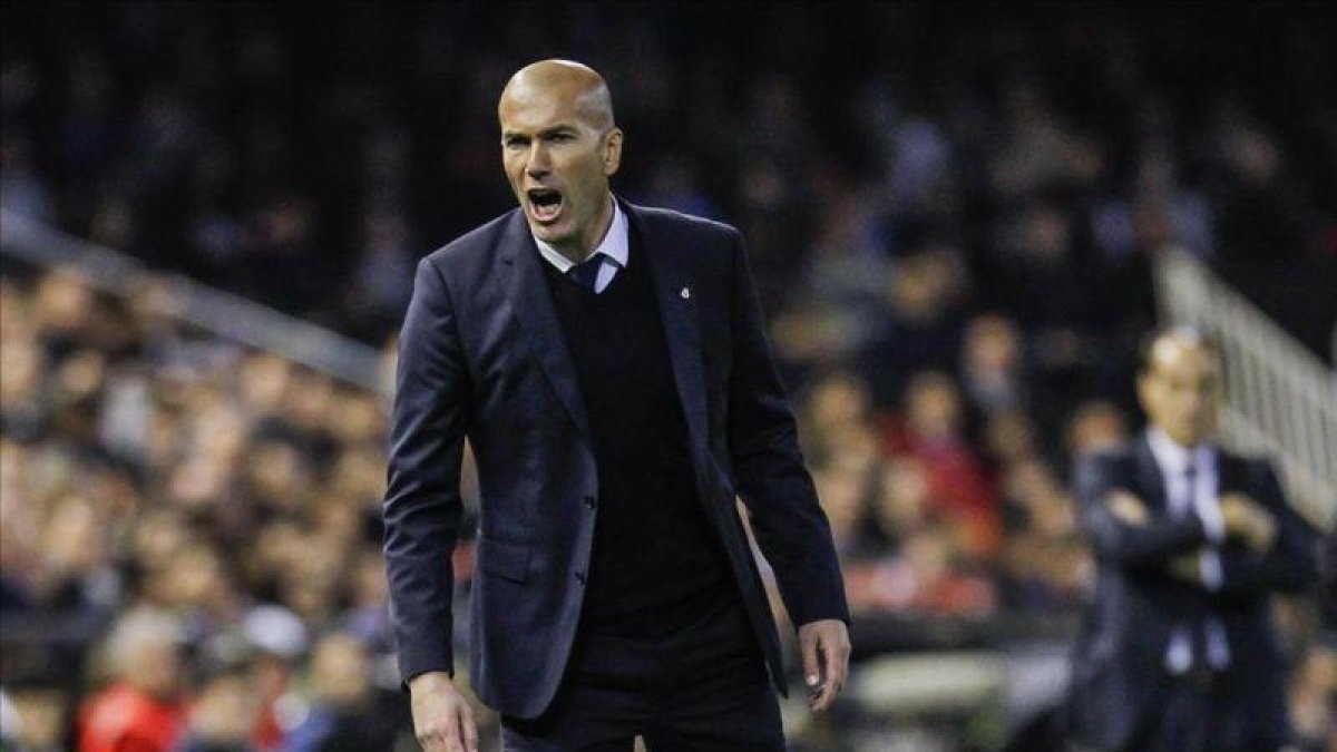 Zinedine Zidane grita durante el partido de Mestalla.