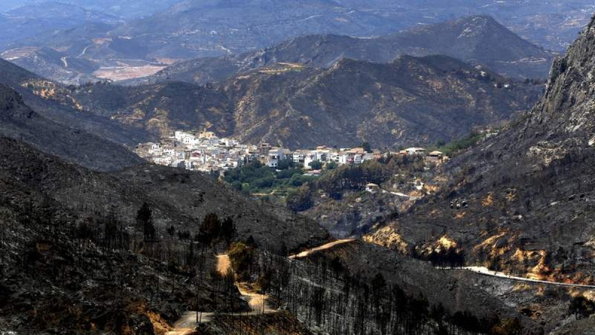 Vista general del pueblo de Dos Aguas, en Valencia, rodeado de monte quemado.