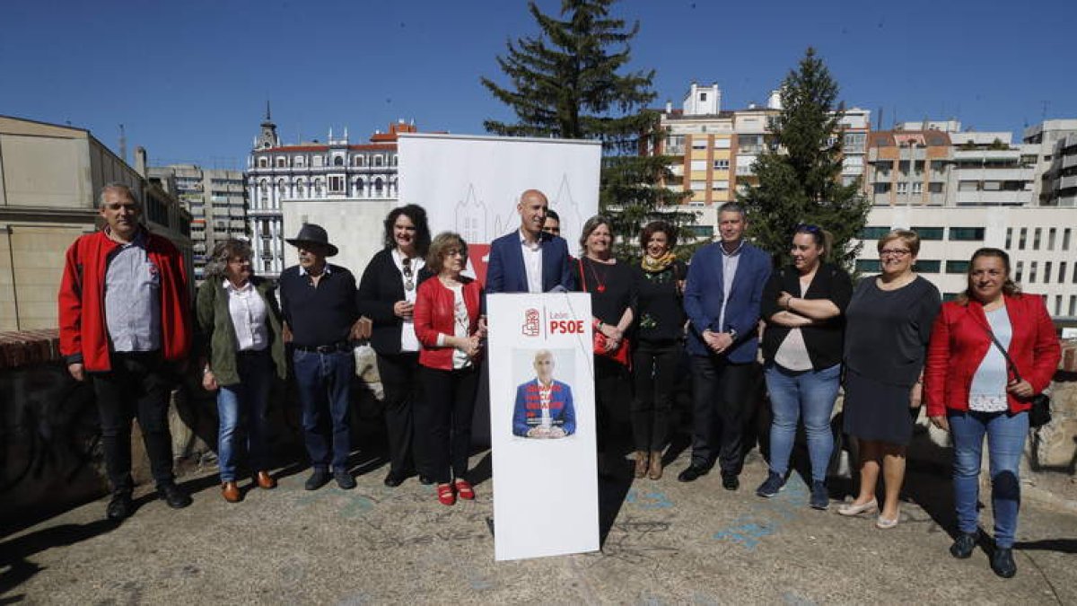 La candidatura socialista se presentó en la zona de la muralla cercana al parque del Cid. RAMIRO