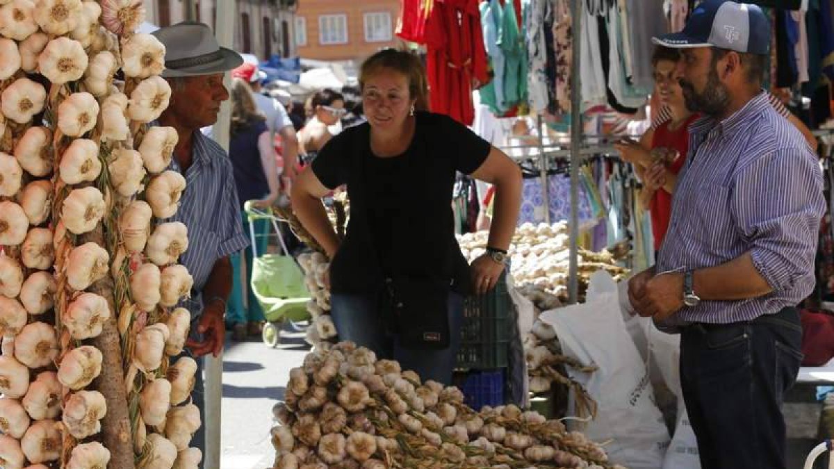 Compradores y curiosos se dan cita en la Feria del Ajo de Veguellina, que cumple sus bodas de plata.