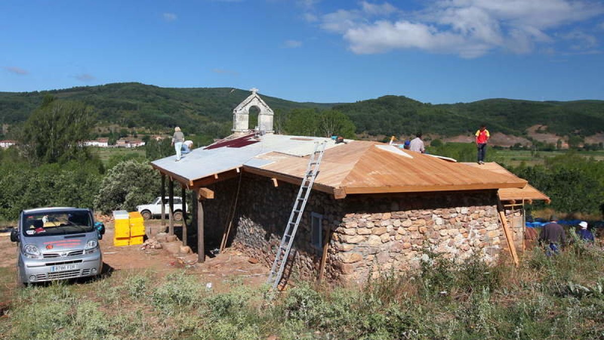 En 2011, los vecinos de Pardesivil trabajaban en la reconstrucción de su ermita; el pueblo consiguió ganar su titularidad. NORBERTO.